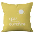 Funda de cojín amarilla con texto You are my sunshine y estampado de sol blanco - Estilo Amarillo Sunshine Sol (CRD14-2) / 45x45 cm