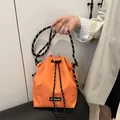 Leuchtend orangefarbene Beuteltasche mit Kordelzug und gewebtem Schultergurt - Orange