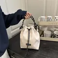 Schicke cremefarbene Beuteltasche mit Creative Cat Label und schwarz gewebtem Seilgriff - Gebrochenes Weiß