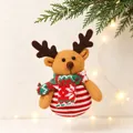 Adorabile renna di Natale in peluche a righe appesa a un ramo di pino festivo - Ciondolo Renna