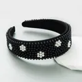 Diadema barroca de terciopelo negro con perlas negras y detalles de flores blancas - Flor de Perla Blanca / Negro