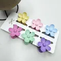 Sechser-Set bunte matte 4 cm Haarklammern in Blumenform auf einer weißen Karte - Mattes Mattiertes Macaron Stil (Set Einundzwanzig)