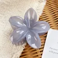 Pinza para el pelo con flor morada grisácea translúcida de resina brillante - 8cm / Gris