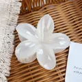 Elegante pinza para el cabello con forma de flor de plumeria blanca perla en acrílico - 8cm / Blanco Roto