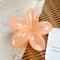 Pinza para el pelo con flor melocotón brillante en resina sobre fondo tejido - 8cm / Naranja