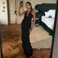 Detail van zwarte halter maxi-jurk met blote rug, diepe V-hals en geplooide netstof - S / Zwart