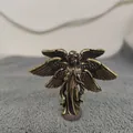 Detailopname van retro messing engel met zes vleugels en fijn gesneden veren - Serafijn