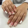 Dettaglio di nail art 3D con fiori, perle e rilievi dorati su unghie finte lunghe quadrate - Rosa Bianco 3D Perla Fiore (DS118)