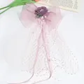 Fermaglio per capelli in tulle rosa con rosa di stoffa viola, perle e nastri pendenti - Strass a Fiore Rosa
