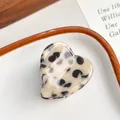 Süße herzförmige Haarspange aus Acetat mit creme-schwarzem Leopardenmuster-Finish - Perlmilchtee Braun