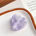 Pince à cheveux cœur en acétate violet marbré sur un plateau décoratif en céramique - Violet Métallique