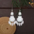 Orecchini pendenti stile Miao in argento con lunghe nappe e dettagli floreali - Nappa a Goccia con Fiore in Filigrana Multistrato (E8342) / Argento
