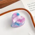 Pince à cheveux cœur en acétate marbré rose et bleu sur un plateau décoratif - Bleu Rose