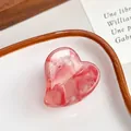 Pince à cheveux cœur en acétate marbré rose avec une texture élégante et brillante - Rouge Tropical