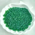 Durchsichtige smaragdgrüne Glasperlen für DIY-Schmuck in einer Muschelschale präsentiert - 6/0 4mm / Armeegrün 107