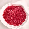 Lebhafte rubinrote 2/3mm Glas-Perlen in einer weißen Muschel-Schale für DIY Schmuck - 12/0 2mm / Rot 105