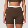 Short de yoga taille haute pour femme marron foncé avec ceinture blanche contrastée - Café
