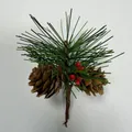 Rama de pino navideño con bayas rojas y piñas sobre fondo blanco para decorar - 203# Longitud de la aguja de pino aproximadamente 8cm