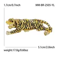 Abmessungen der Tigerbrosche: 5,1 cm Länge, 1,7 cm Höhe, in Gold und schwarzer Emaille - Gelb