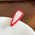 Ovale Haarspange aus Marmor-Azetat in Rot und Weiß auf einem weißen Steinsockel - Klein / Rot