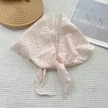 Detailopname van lichtroze katoenen hoofddoek met holle bloemenborduring op witte basis - 100x30 / Roze