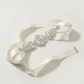 Eleganter Brautgürtel in Elfenbeinfarbe mit funkelndem Strass-Blumenmuster und Satin - Strass Blumen Stil / Gebrochenes Weiß