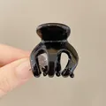 Glossy black triangular claw clip for high ponytail made of durable resin material - Mini Claw Clip / Bright Black