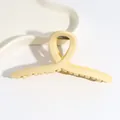Pince à cheveux mate jaune crème élégante avec design croisé sur plateau blanc - Épingle à cheveux en U / Jaune