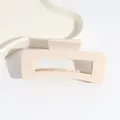 Pince à cheveux rectangulaire beige crème mat avec un design géométrique ajouré - Pince carrée / Beige