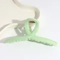 Pince à cheveux rectangulaire élégante en acrylique vert clair mat pour femme - Pince à cheveux bouclée croisée / Vert clair