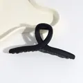 Grande pince à cheveux élégante en acrylique noir mat avec un design croisé pour femmes - Pince à cheveux bouclée croisée / Noir