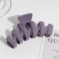 Grande pince à cheveux élégante violet foncé, design ondulé en acrylique mat - Pince à cheveux ondulée / Violet