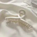 Pince à cheveux élégante en acrylique blanc crème avec un design creux torsadé - Forme en Croix / Blanc Cassé