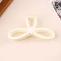 Grande pince à cheveux trèfle blanc crème en résine mate avec design ajouré 13cm - Nœud Mat / 13cm / Blanc Cassé