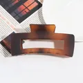 Grande pince à cheveux en acrylique ambré élégante avec un design rectangulaire creux - Carré Ambre / Brun Foncé