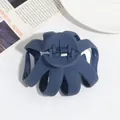 Grande pince à cheveux mate bleu marine en acrylique avec design croisé élégant - Grande Pince Citrouille / Bleu marine