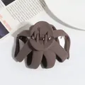 Pince à cheveux mate marron en acrylique avec design entrelacé sur fond blanc épuré - Grande Pince Citrouille / Brun Foncé