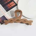 Grande pince à cheveux en acrylique marron mat au design torsadé élégant et poignée - Pince Torsadée Marron Foncé