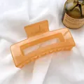 Grande pince à cheveux élégante en acrylique ambré de forme carrée avec design évidé - Pince Carrée Orange Gelée