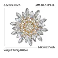 Dettaglio della spilla a girasole in lega e strass con misura di 6,8 cm di diametro - Oro