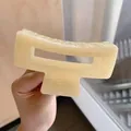 Grande pince à cheveux élégante en acrylique crème avec design carré pour cheveux épais - Pince carrée / Beige Gelée