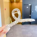 Grande pince à cheveux élégante en acrylique transparent avec ressort en métal argenté - Style à Dents Bidirectionnelles Croisées / Gris Transparent