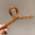 Grande pince à cheveux en acrylique ambre au design torsadé, longueur 13cm et hauteur 5cm - Style Boucle Torsadée Croisée / Marron