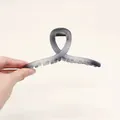 Grande pince à cheveux élégante en acrylique gris givré au design torsadé - Style Torsadé / L / Dégradé Noir Blanc