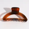 Pince à cheveux élégante en acrylique marron ambre avec design minimaliste en D - Pince Demi-lune D / Ambre