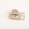 Pince à cheveux carrée beige mat au design minimaliste et ajouré pour femme - Petite Pince Carrée à Bords Ronds / 4cm / Café Clair