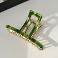 Grande pince à cheveux en acrylique vert foncé avec base en métal doré pour la coiffure - Style T Texturé / L / Vert Foncé