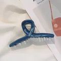 Grande pince à cheveux élégante en acrylique bleu marine avec fini brillant torsadé - Style Croisé Torsadé / Bleu foncé