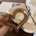 Élégante pince à cheveux en acrylique ambré en forme de cœur avec ressort doré - Style Cœur / Marron