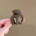 Grande pince à cheveux élégante en acrylique marron mat pour une coiffure chic - Petit Style en M / Café Mat